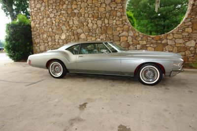 Silver Arrow III from the GM Heritage Collectio in from of host hotel
The third and last of the experimental show cars built under the direction of GM Design Chief Bill Mitchell 
