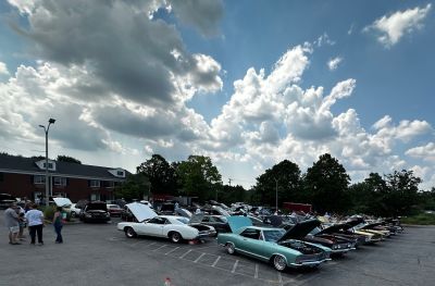 A good turn-out of Riviera and some shade during the Show
