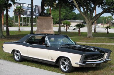 Modified Class - Second Place
1965 GS, Black/Cream, owned by Larry & Marie Lovell, Knoxville, TN
